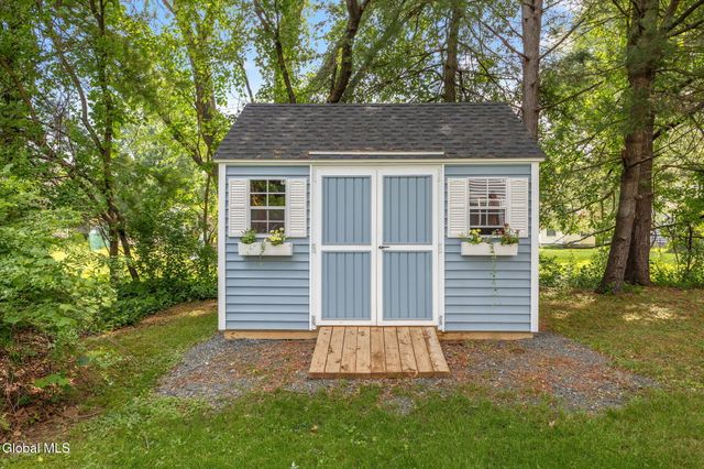 15 Longmeadow Drive, Bethlehem, NY 12054
