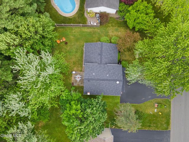 15 Longmeadow Drive, Bethlehem, NY 12054