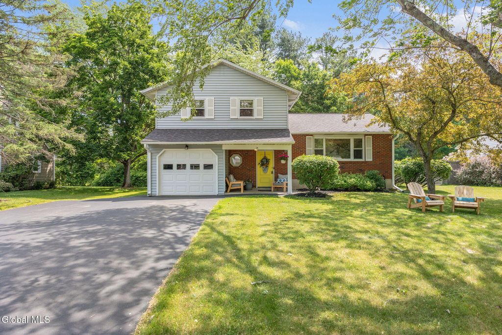 15 Longmeadow Drive, Bethlehem, NY 12054