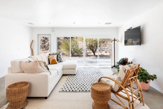 6595 Pioneertown Road, Yucca Valley, CA 92284