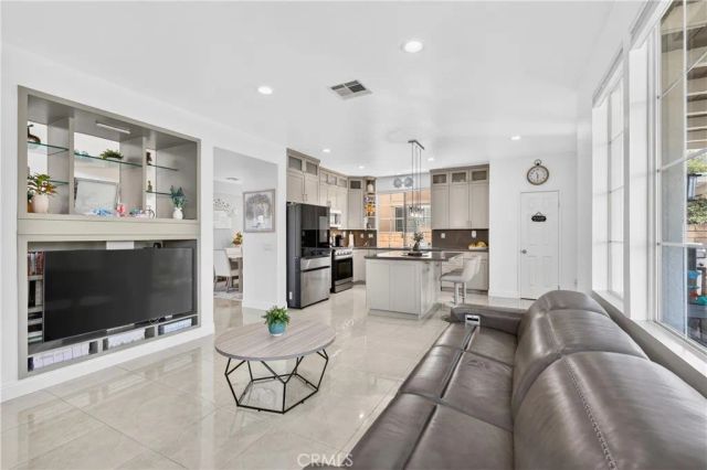 517 Shadow Ln, Simi Valley, CA 93065