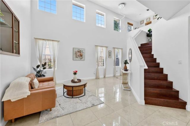 517 Shadow Ln, Simi Valley, CA 93065
