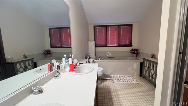 204 Holiday Lane, Hamburg, NY 14075