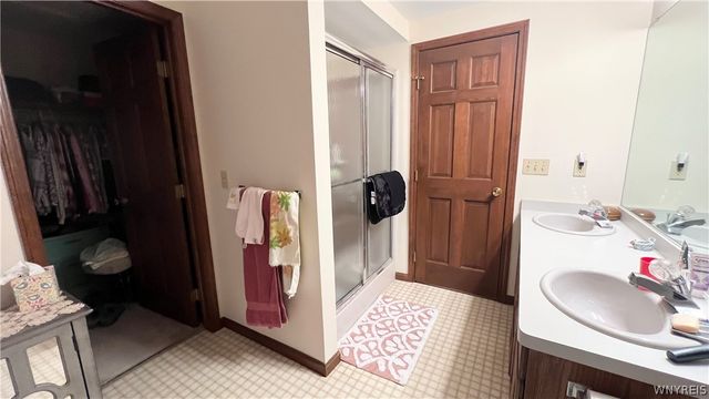 204 Holiday Lane, Hamburg, NY 14075