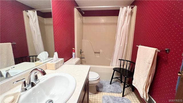 204 Holiday Lane, Hamburg, NY 14075