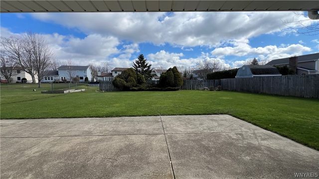 204 Holiday Lane, Hamburg, NY 14075
