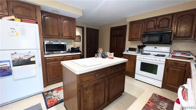 204 Holiday Lane, Hamburg, NY 14075