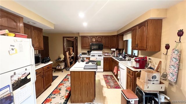 204 Holiday Lane, Hamburg, NY 14075