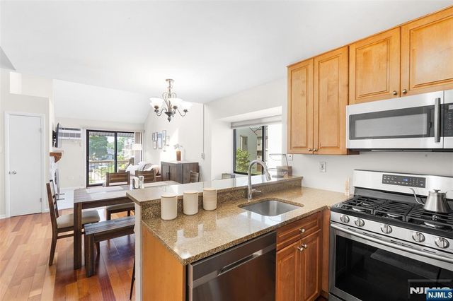 102 West Ridge Mews, Wood Ridge, NJ 07075