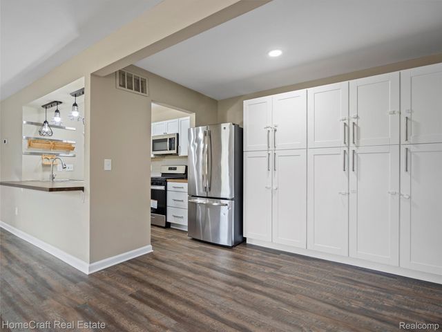 44511 N UMBERLAND Circle, Canton Charter Township, MI 48187
