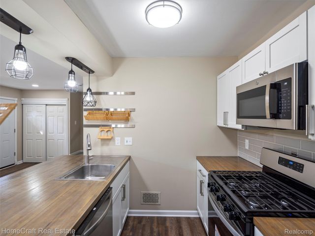 44511 N UMBERLAND Circle, Canton Charter Township, MI 48187