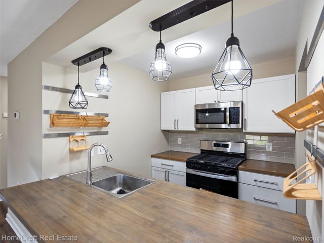 44511 N UMBERLAND Circle, Canton Charter Township, MI 48187
