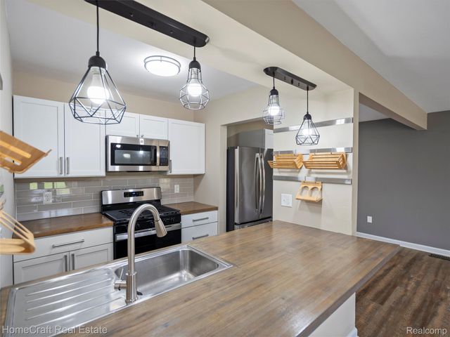 44511 N UMBERLAND Circle, Canton Charter Township, MI 48187