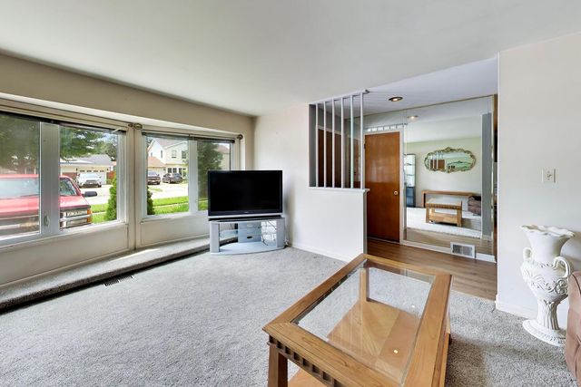 75 Ridgewood Road, Elk Grove Village, IL 60007