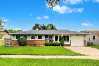75 Ridgewood Road, Elk Grove Village, IL 60007