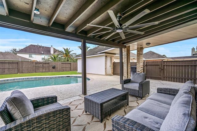 1915 Blue Quail Drive, Friendswood, TX 77546