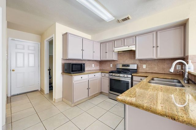 643 Meadow Knoll Drive, Stafford, TX 77477