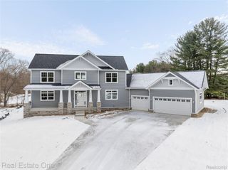 8527 Mystic Pines Court, Hamburg Township, MI 48169