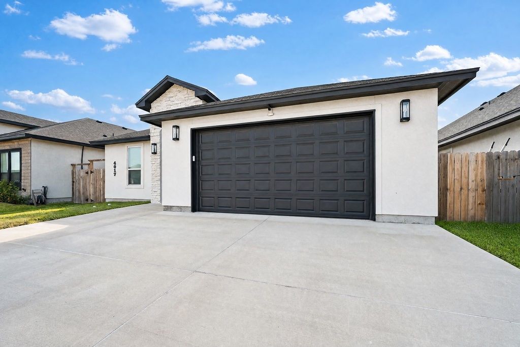 4017 Fold, Corpus Christi, TX 78414 — photo 2