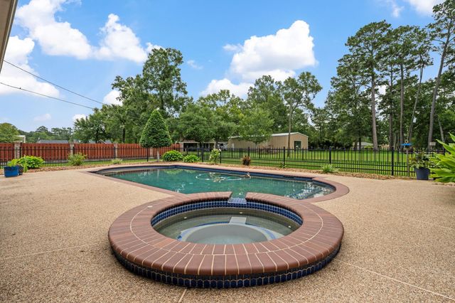 16 Ranchwood Lane, Dayton, TX 77535