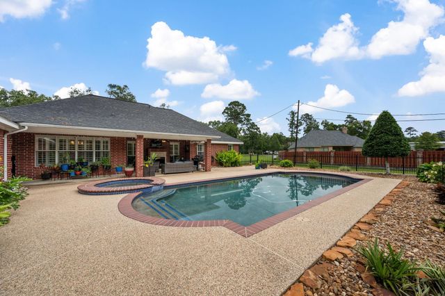 16 Ranchwood Lane, Dayton, TX 77535