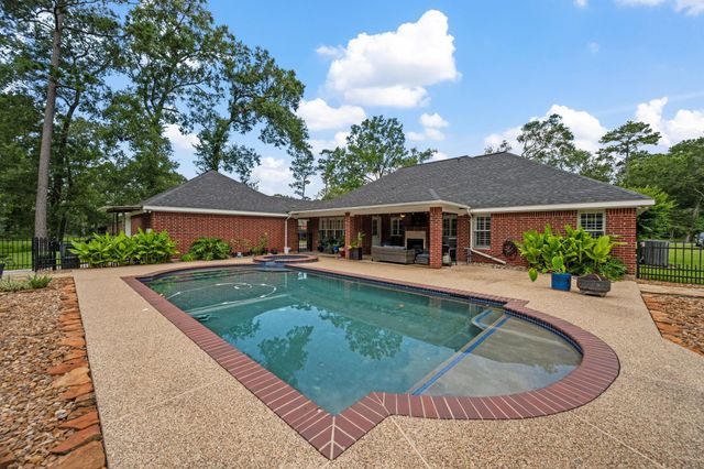 16 Ranchwood Lane, Dayton, TX 77535