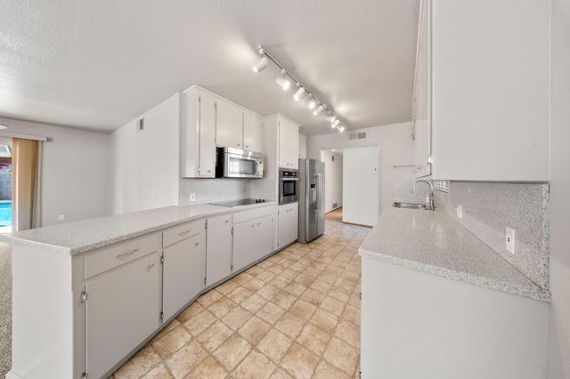 1404 Pepperwood Dr, Modesto, CA 95350