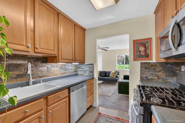 11 Squires Gate unit B, Poughkeepsie, NY 12603