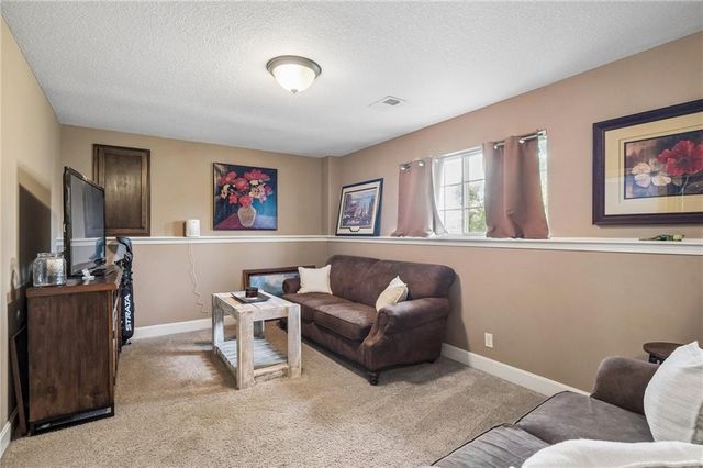 8905 N Agnes Avenue, Kansas City, MO 64156