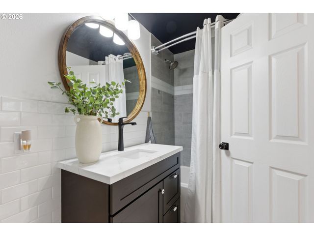 6605 PARKWAY Dr, Gladstone, OR 97027