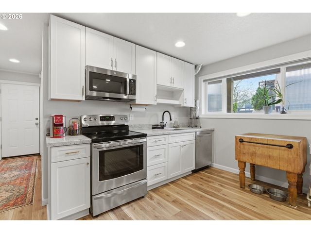 6605 PARKWAY Dr, Gladstone, OR 97027