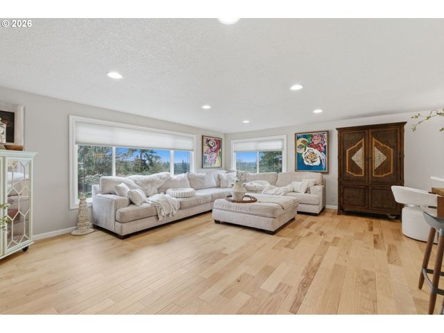 6605 PARKWAY Dr, Gladstone, OR 97027