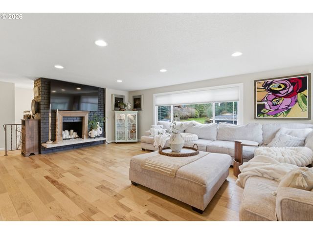 6605 PARKWAY Dr, Gladstone, OR 97027