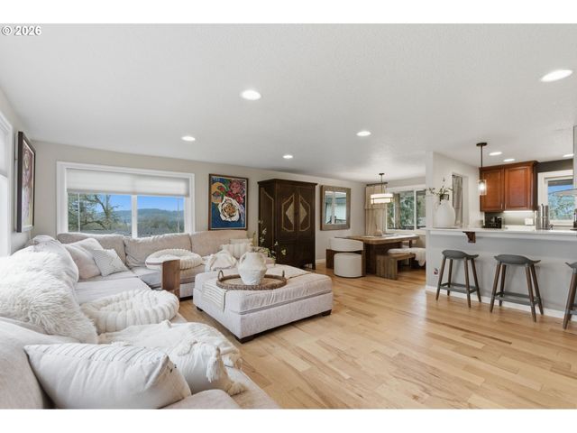 6605 PARKWAY Dr, Gladstone, OR 97027