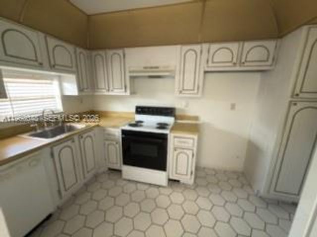 300 S Hollybrook Dr 203, Pembroke Pines, FL 33025