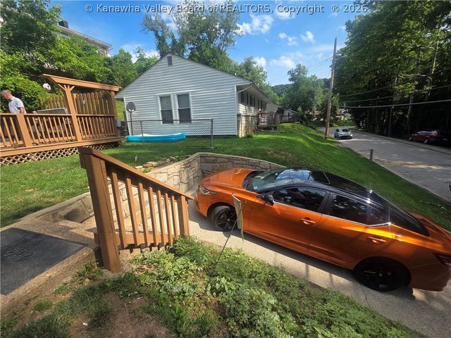 1512 Valley Drive, South Charleston, WV 25303