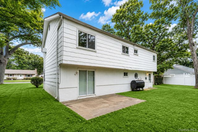 32 Vautrin Avenue, Holtsville, NY 11742
