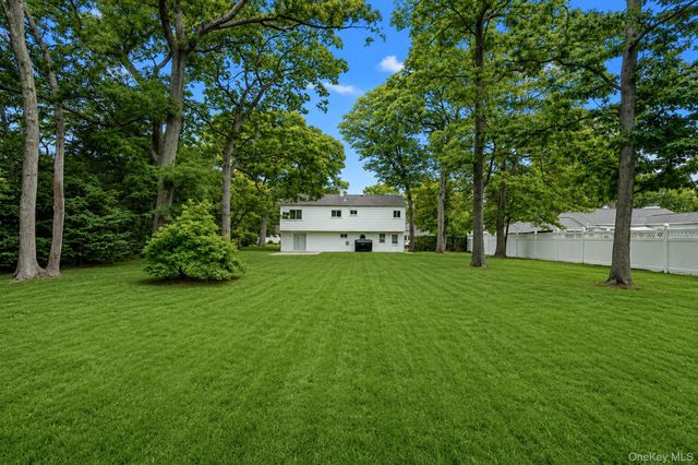 32 Vautrin Avenue, Holtsville, NY 11742