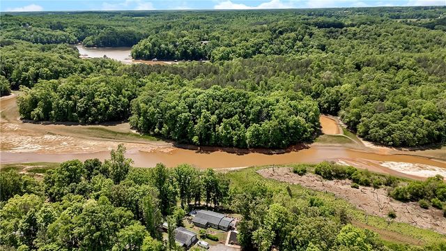 110 Lakeshore Lane, Seneca, SC 29678