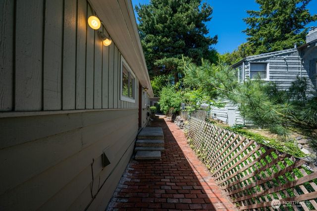 9515 Linden Avenue N, Seattle, WA 98103