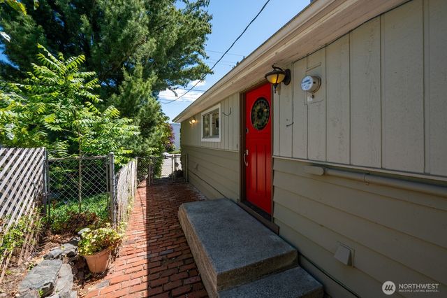 9515 Linden Avenue N, Seattle, WA 98103