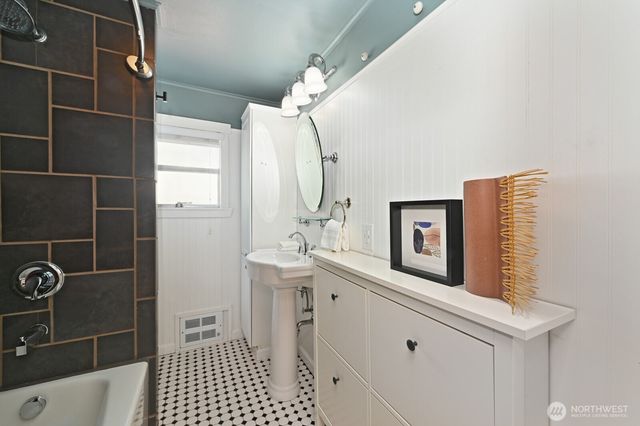 9515 Linden Avenue N, Seattle, WA 98103