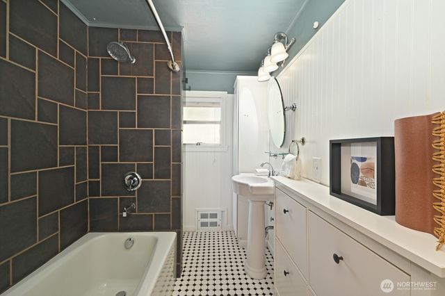 9515 Linden Avenue N, Seattle, WA 98103