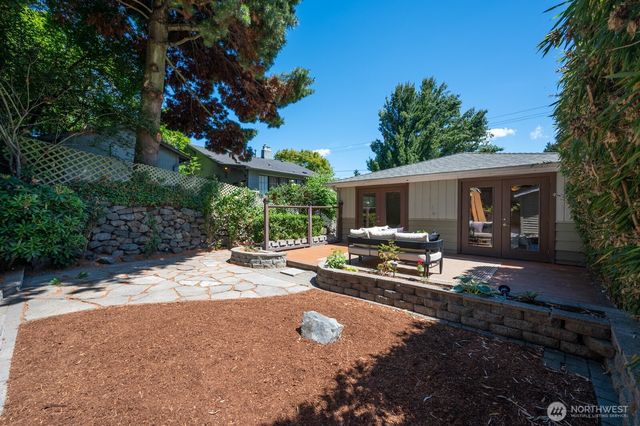 9515 Linden Avenue N, Seattle, WA 98103