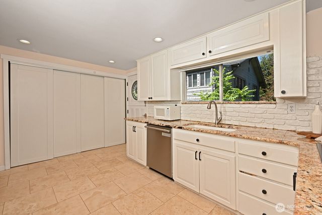 9515 Linden Avenue N, Seattle, WA 98103