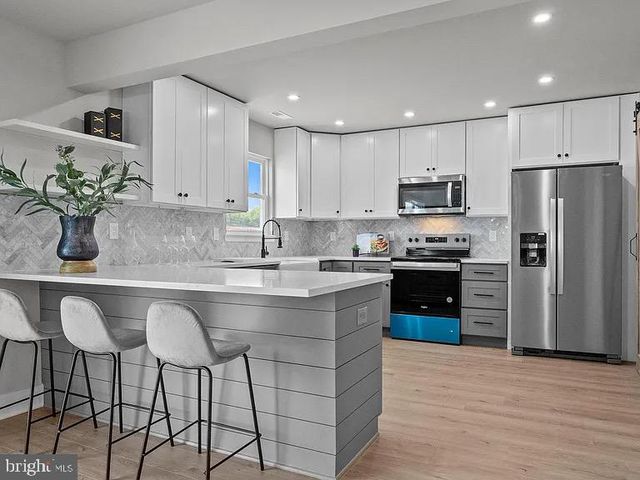 2820 AVENUE E, Levittown, PA 19056