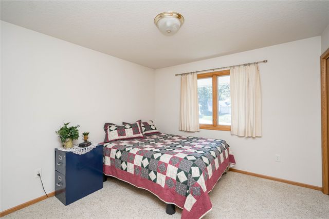 3017 Timber Hill Court, Des Moines, IA 50320
