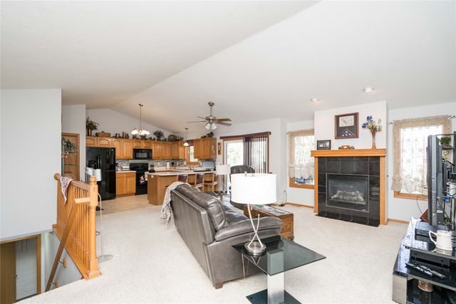 3017 Timber Hill Court, Des Moines, IA 50320