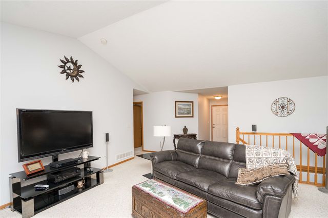3017 Timber Hill Court, Des Moines, IA 50320