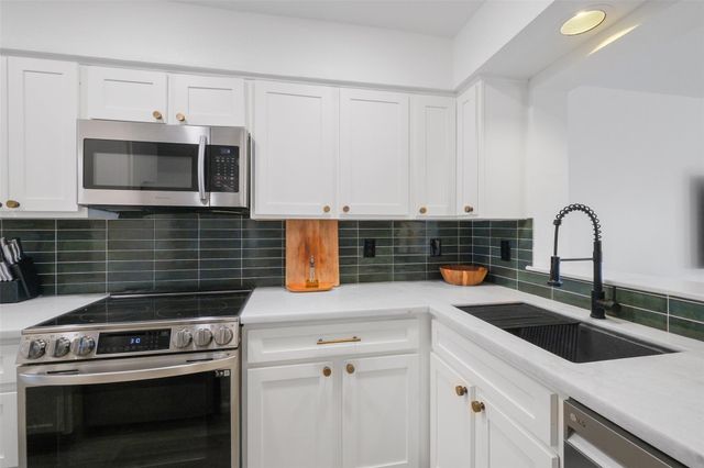 11550 Chimney Rock Unit 400 Road, Houston, TX 77035